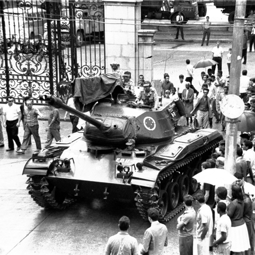 Populares observando tanques militares circulando pelas ruas do Rio de Janeiro, no dia seguinte ao Golpe Militar.